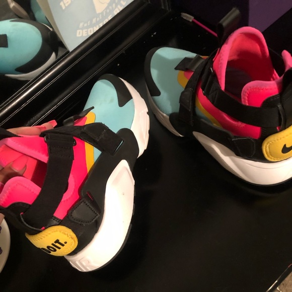 Nike shoes - Picture 3 of 4